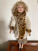 Antieke Porseleinen Pop met Outfit, Ophalen of Verzenden, Gebruikt, Pop
