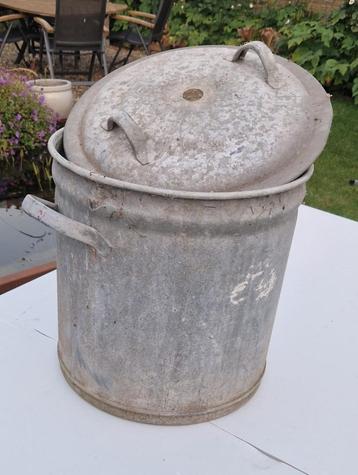 Oude brocante zinken waston of tobbe met deksel beschikbaar voor biedingen