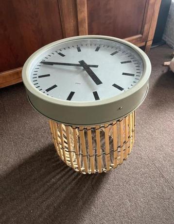 Bijzettafel klok beschikbaar voor biedingen