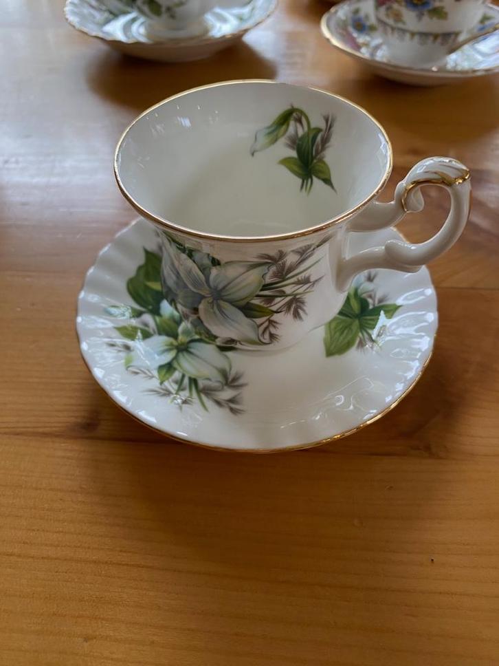 Royal Albert Trillium kopjes en gebaksbordjes, Verzamelen, Porselein, Kristal en Bestek, Zo goed als nieuw, Kop en/of schotel