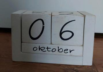 Houten Kalenderblok beschikbaar voor biedingen