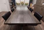 Tafel eiken lak metalen poot, stoelen oud leer metalen poot, Ophalen, Zo goed als nieuw, 6 tot 8 stoelen