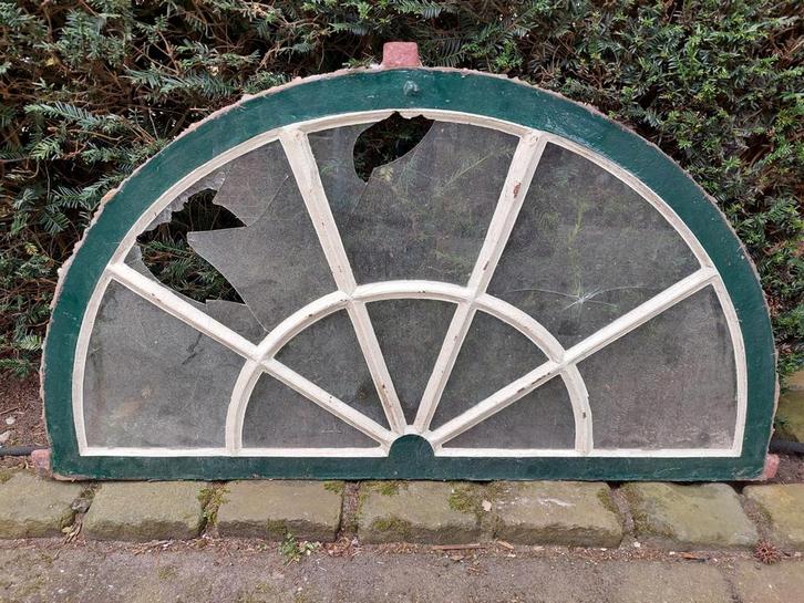 Een zeer mooi halfrond groot gietijzeren stalraam., Doe-het-zelf en Verbouw, Glas en Ramen, Gebruikt, Gevelraam of Ruit, Minder dan 80 cm