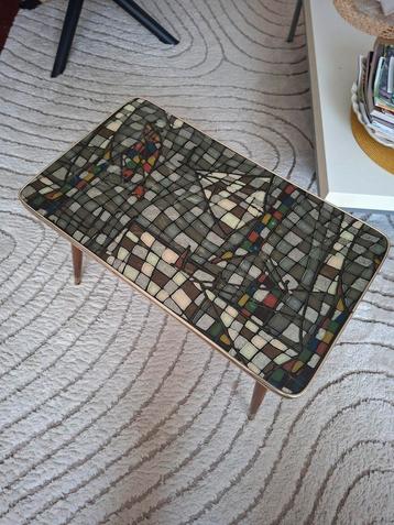 Mooie vintage side table jaren '60 beschikbaar voor biedingen