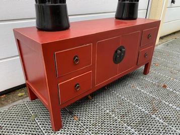 Klein Chinees dressoir in zeer nette staat in RED beschikbaar voor biedingen