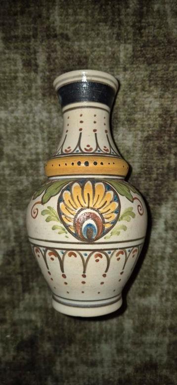 Ed Antheunis plateel Gouda- Platelen vaas ca. 1920

20cm beschikbaar voor biedingen