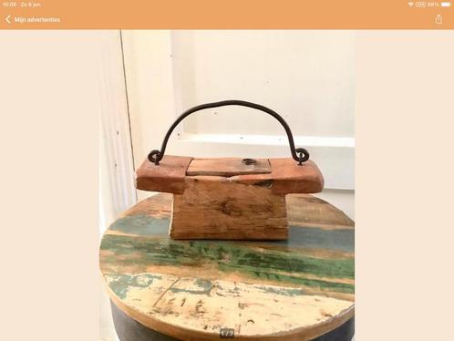 Antieke houten oliebakje uit India, met ijzeren handvat, Antiek en Kunst, Curiosa en Brocante, Ophalen of Verzenden
