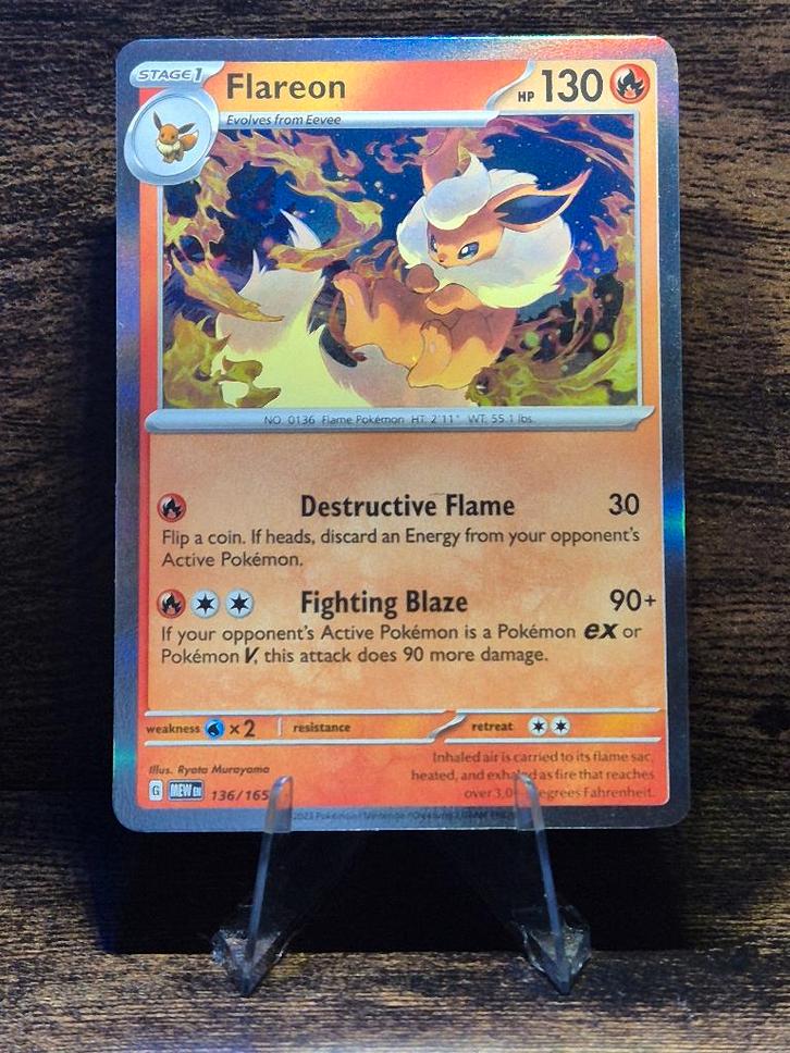 Flareon Holo 136/165 MEW-151, Hobby en Vrije tijd, Verzamelkaartspellen | Pokémon, Nieuw, Foil, Ophalen of Verzenden