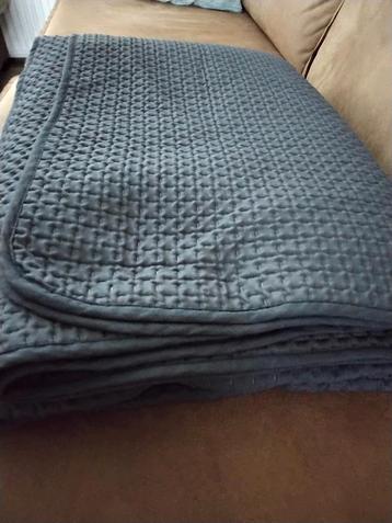 Sprei antraciet.  beschikbaar voor biedingen