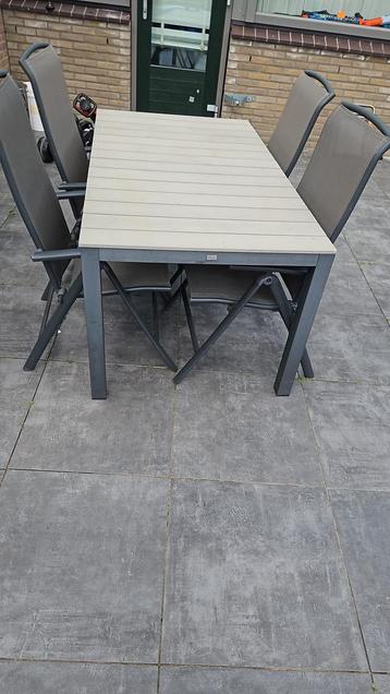 Tuinsetje beschikbaar voor biedingen