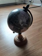 Wereldbol houten voet, Huis en Inrichting, Woonaccessoires | Wereldbollen, Ophalen of Verzenden, Zo goed als nieuw