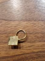 577 Pin Goudkleurige Ring met  soort slotje, Verzamelen, Speldjes, Pins en Buttons, Ophalen of Verzenden, Nieuw