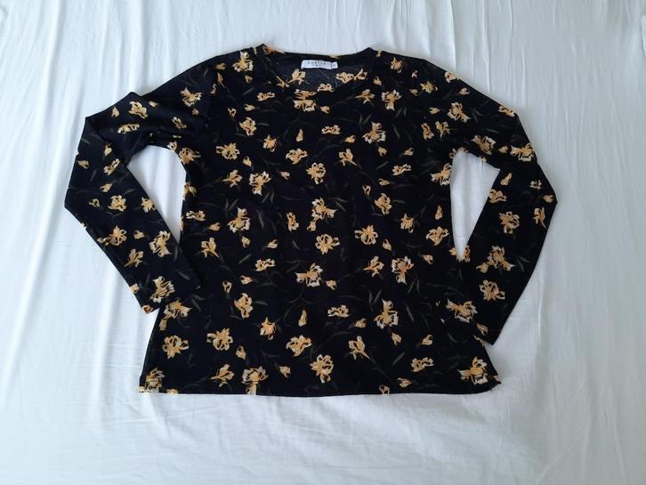 Zwart T-shirt met oker gele bloemen, maat M, Costes, Kleding | Dames, T-shirts, Zo goed als nieuw, Maat 38/40 (M), Zwart, Lange mouw