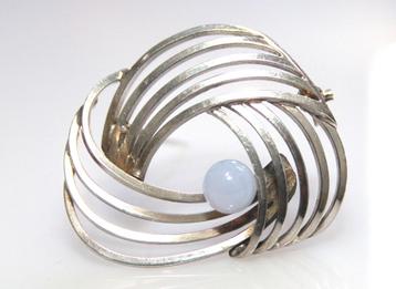 Prachtige Zilver Wolmerk Broche Met Blauwe Agaat Bol  beschikbaar voor biedingen