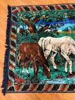 Mooi vintage velvet wandkleed kleed paarden 164/116, Antiek en Kunst, Ophalen of Verzenden