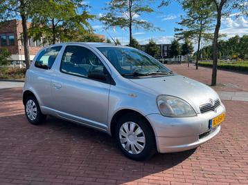 Toyota Yaris 1.3 VVT-I Terra 2004 Grijs 3D 86PK! APK beschikbaar voor biedingen