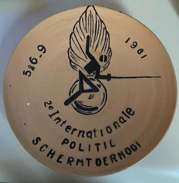 Wandbord ter gelegenheid van schermtoernooi 1981 beschikbaar voor biedingen