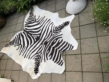 zebrakleed van koeiehuid beschikbaar voor biedingen