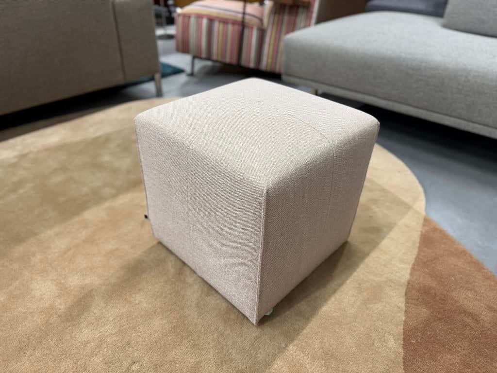 Nieuw Eyye Kub 47 Poef Milton Floral Stof Kruk Voetenbank, Huis en Inrichting, Banken | Voetenbanken en Poefen, Nieuw, Minder dan 50 cm