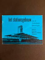 Het stationsgebouw van de Nederlandse Spoorwegen (1964), Verzamelen, Ophalen of Verzenden, Gebruikt, Trein, Boek of Tijdschrift