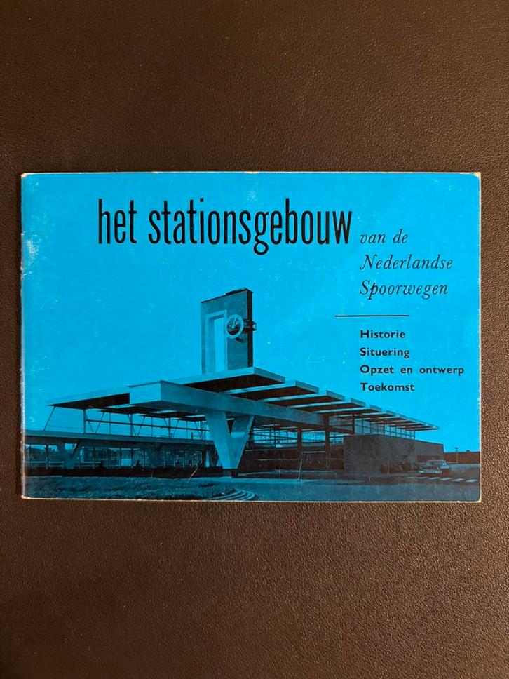 Het stationsgebouw van de Nederlandse Spoorwegen (1964), Verzamelen, Spoorwegen en Tramwegen, Gebruikt, Trein, Boek of Tijdschrift