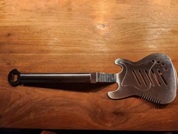 BBQ spatel in vorm van n gitaar met flesopener beschikbaar voor biedingen