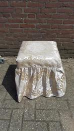 vintage Poef bekleed met gouden stof, Verzamelen, Ophalen of Verzenden