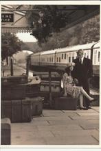 THE HONEYMOONERS JONG STEL BAGAGE HUTKOFFERS PERRON STATION, Verzamelen, Spoorwegen en Tramwegen, Ophalen of Verzenden, Zo goed als nieuw