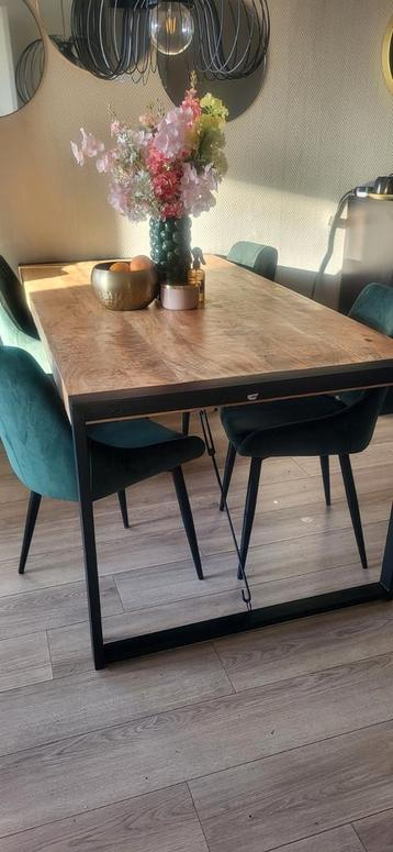 Mango houten rechthoekige eettafel met zwarte poten beschikbaar voor biedingen