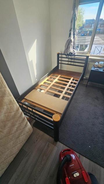 Mooie een person bed met lattenbodem zonder matras.  beschikbaar voor biedingen