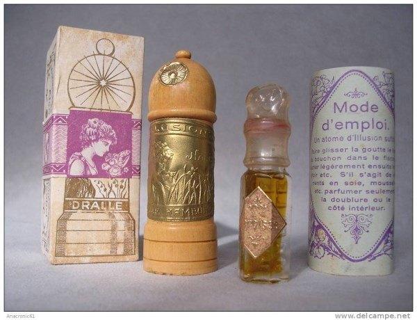 antiek Dralle mini parfumflesje van rond 1900, Verzamelen, Parfumverzamelingen, Gebruikt, Parfumfles, Gevuld, Ophalen of Verzenden