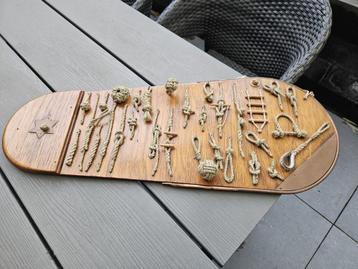 Prachtig Maritiem knopenbord scheepvaart op houten plank beschikbaar voor biedingen