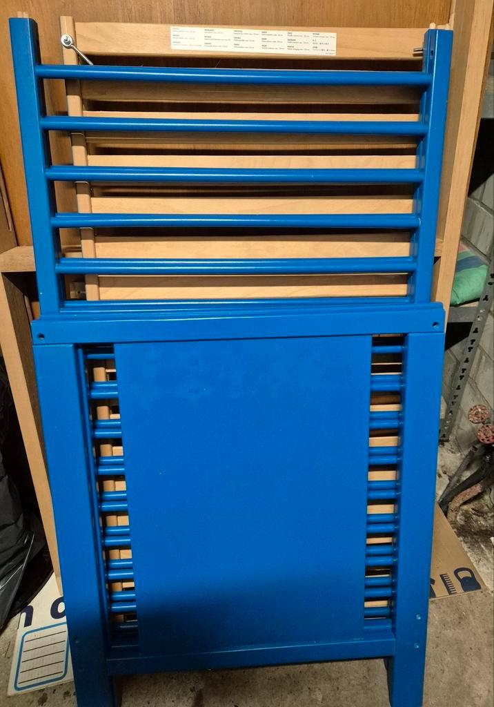 Kobaltblauw kinderbedje van Ikea, Kinderen en Baby's, Kinderkamer | Bedden, Zo goed als nieuw, 140 tot 160 cm, 85 tot 100 cm, Ophalen