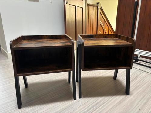 2 stijlvolle houten nachtkastjes met zwart metalen poten, Huis en Inrichting, Slaapkamer | Nachtkastjes, Zo goed als nieuw, 55 tot 70 cm