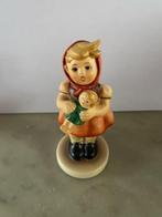 Hummel beeldje 239/B Girl with doll, Verzamelen, Ophalen of Verzenden, Zo goed als nieuw, Hummel