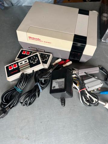 Nintendo NES met 8 Spellen beschikbaar voor biedingen