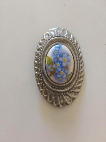 Vintage Tinnen Broche met Porseleinen Steen beschikbaar voor biedingen