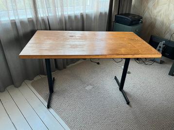 Eikenhouten bureau beschikbaar voor biedingen