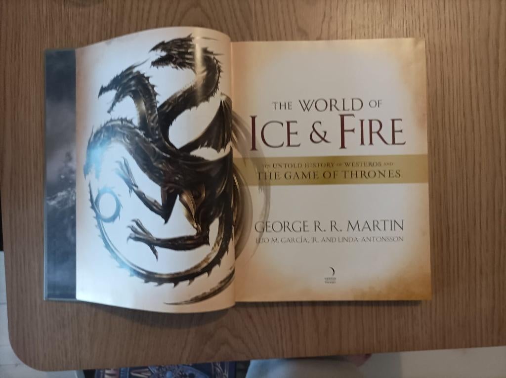 The World of Ice & Fire, Ophalen of Verzenden, Gelezen, George R.R. Martin