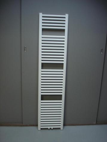 Handdoek radiator 30 cm breed x 185 cm hoog midden- onderaan beschikbaar voor biedingen