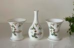 3 Wedgwood Wild Strawberry vaasjes, Overige kleuren, Aardewerk of Porselein, Ophalen of Verzenden, Zo goed als nieuw