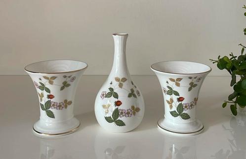 3 Wedgwood Wild Strawberry vaasjes, Huis en Inrichting, Woonaccessoires | Vazen, Zo goed als nieuw, Overige kleuren, Minder dan 50 cm