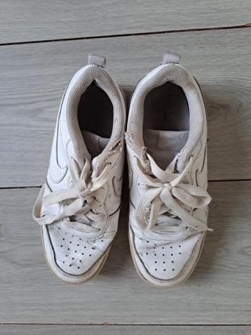 Witte nike schoenen  beschikbaar voor biedingen