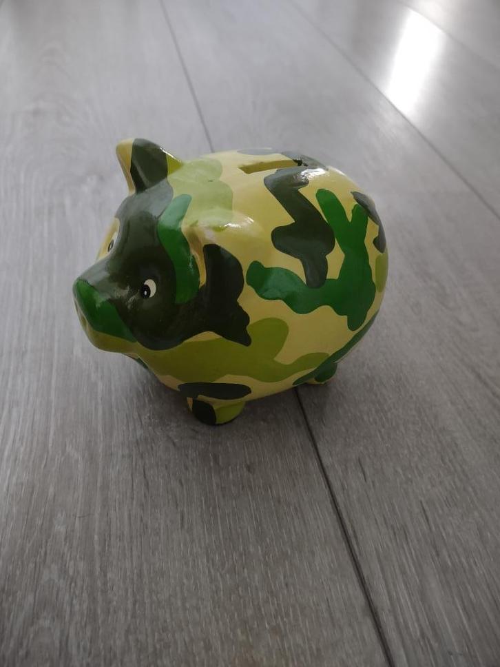 Mooi groen camouflage spaarvarken. Spaarpot gecamoufleerd., Verzamelen, Spaarpotten, Zo goed als nieuw, Dier, Steen, Aardewerk of Keramiek