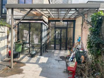 Terrasoverkapping, grijs aluminium met glazen dak. beschikbaar voor biedingen