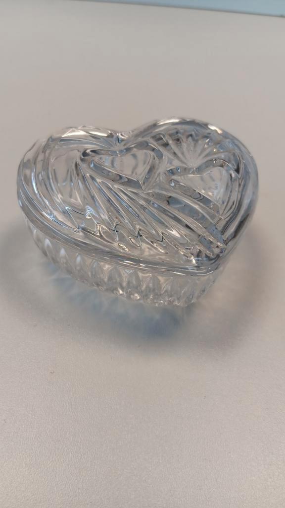Glazen schaaltje in vorm hart met deksel., Huis en Inrichting, Woonaccessoires | Schalen en Manden, Zo goed als nieuw, Schaal