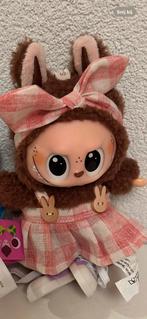 Bruine labubu met kleertjes en schoentjes aan, Ophalen of Verzenden, Zo goed als nieuw, Overige typen