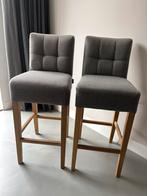 Twee comfortabele barkrukken – lichtgrijs met houten poten, Ophalen, Gebruikt, 90 cm of meer, Hout