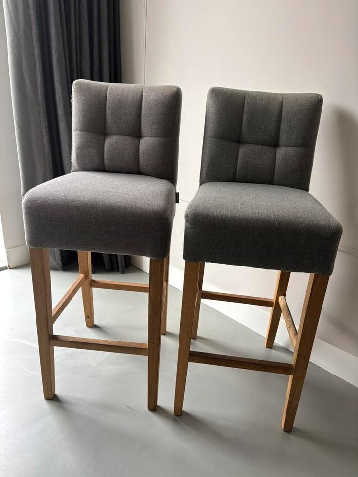 Twee comfortabele barkrukken – lichtgrijs met houten poten, Huis en Inrichting, Barkrukken, Gebruikt, 90 cm of meer, Hout, 2 krukken