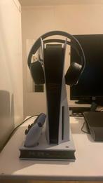 ps5 met een laadstation en houder en headset en controller, Ophalen of Verzenden, Zo goed als nieuw